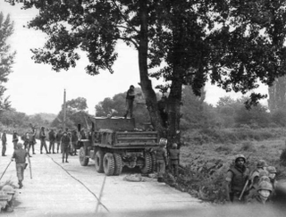 El “escuadrón” comenzando a cortar. Wikimedia Commons